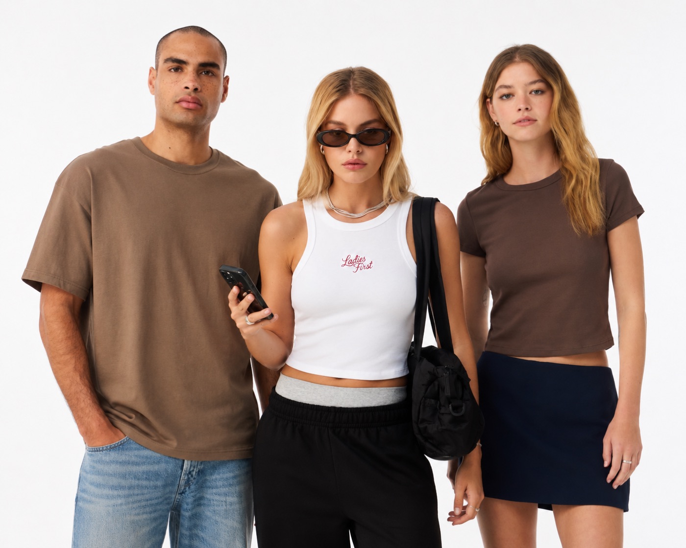 Drie modellen in casual kleding, één met een bedrukt topje