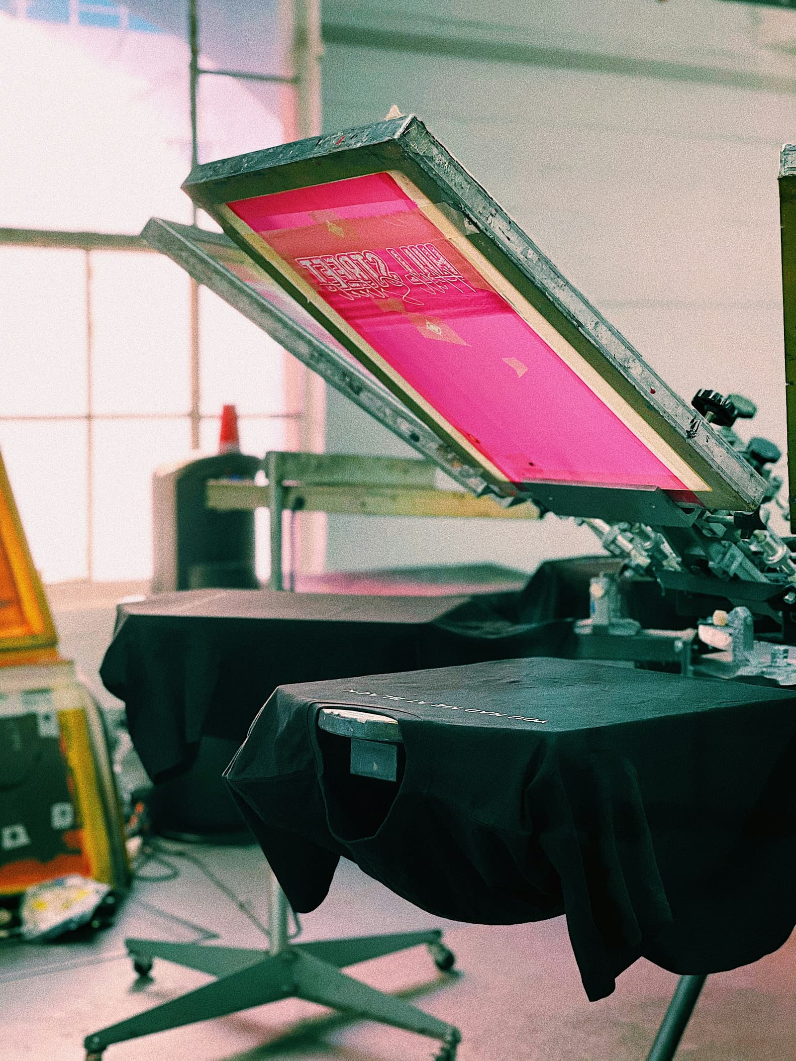 Drukpers voor textiel met een zwart T-shirt op de drukplaat