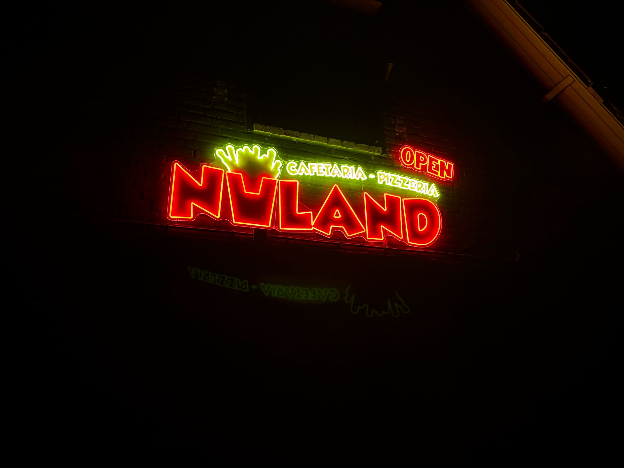 Verlichte LED-gevelreclame van Cafetaria Pizzeria Nuland in het donker